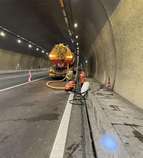 鄂城隧道排水渠清淤